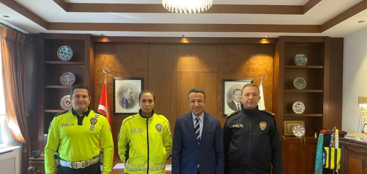 Bursa’da yaralı gencin başında şemsiye tutan polis memuruna ödül verildi