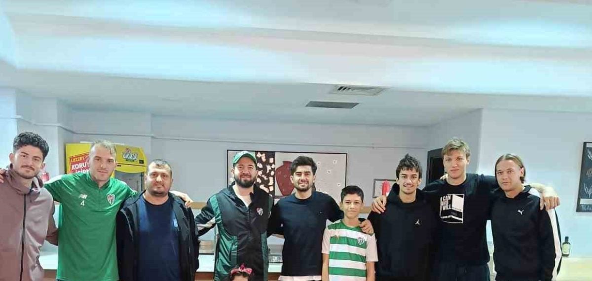 Bursaspor kaptanına Karacabeyli taraftardan 16 karpuz teslimi