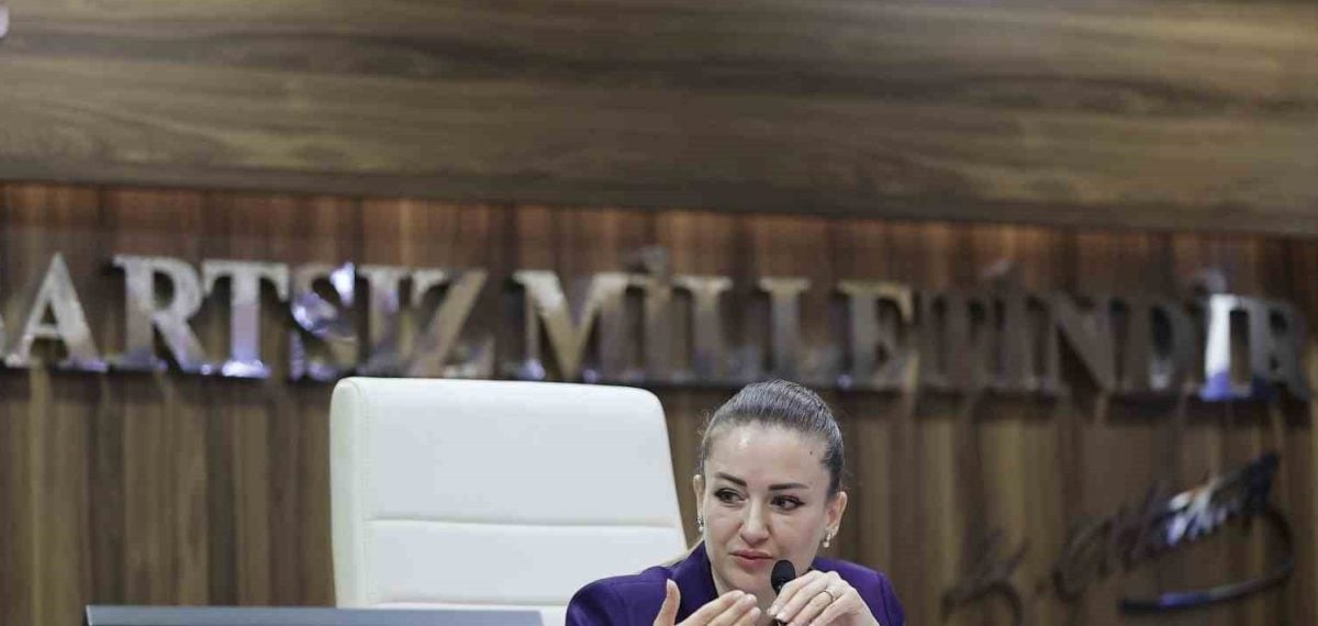 Büşra Özdemir ekim meclisinde haber yoğunluğuna tepki gösterdi