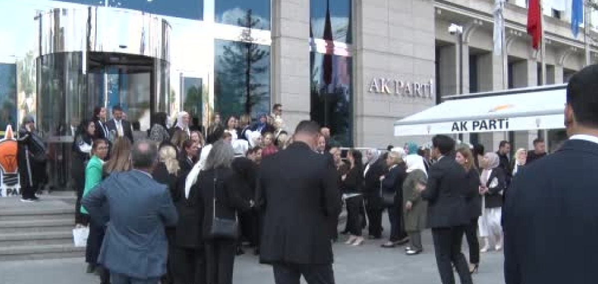 Cemil Tugay AK Parti’ye katıldı ve İzmir için yeniden inşa vaadi