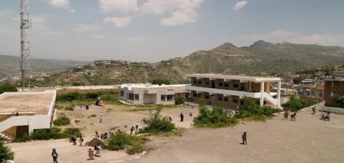 children risk sniper and mortar fire to attend school in taiz 0 mh1IyeCJ