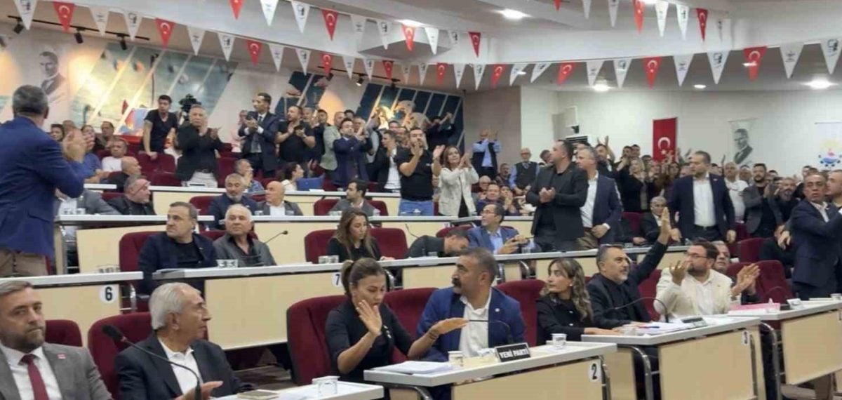 Çiğli Belediye Meclisi’ndeki gerginlikte başkana su şişesi atıldı