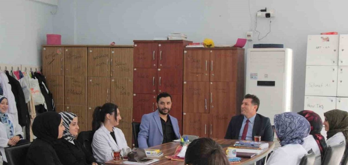Cizre İlçe Milli Eğitim Müdürü sınıfları ziyaret ederek öğrenci ve öğretmenlerle buluştu