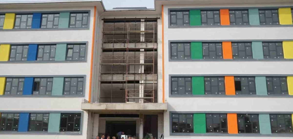 Cizre’de iki okulun inşaatı yerinde incelendi ve tamamlanma hedefi açıklandı