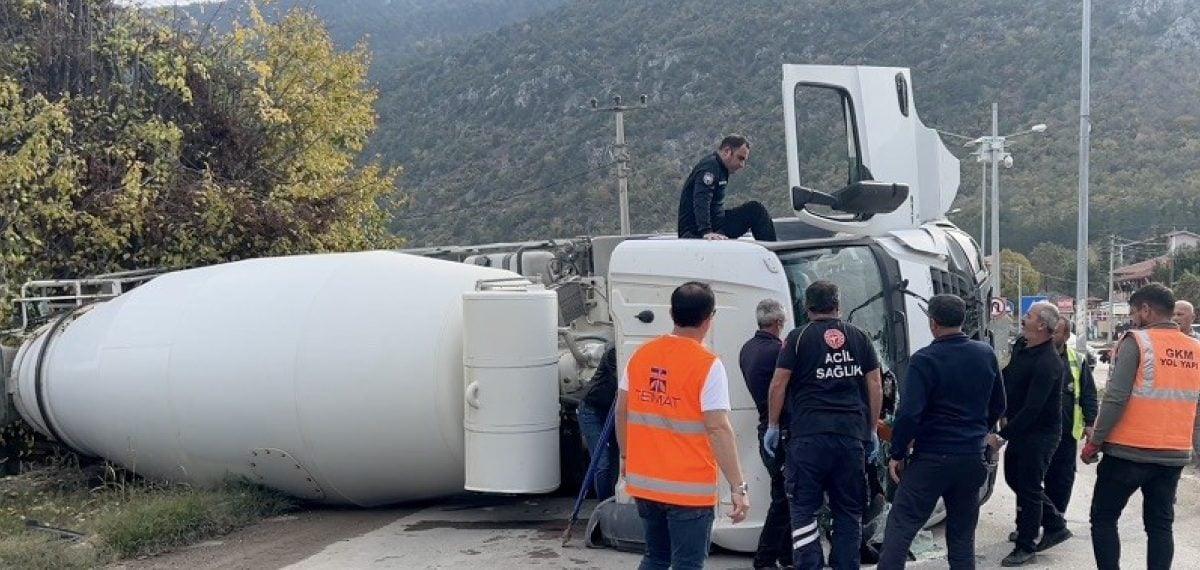 Çorum Laçin’de freni boşalan mikserin çarptığı otomobil refüje çıktı, 3 yaralı
