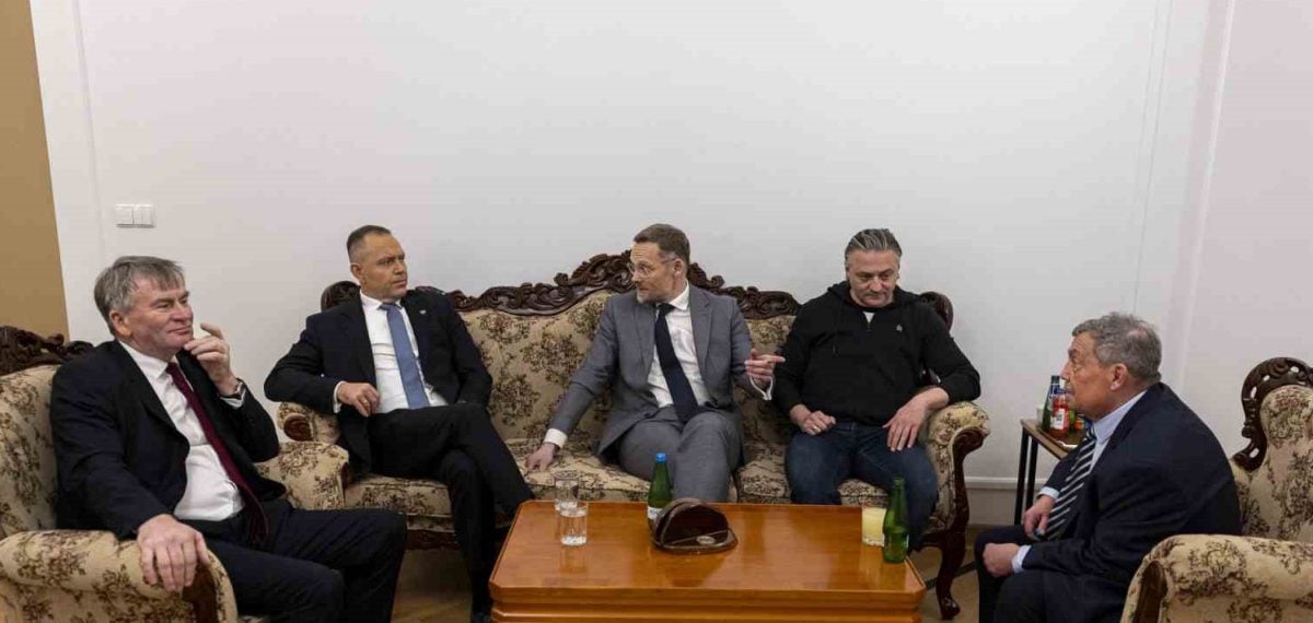 Cumhurbaşkanı Nawrocki Anayasa Mahkemesi’ne girerken arbede yaşandı