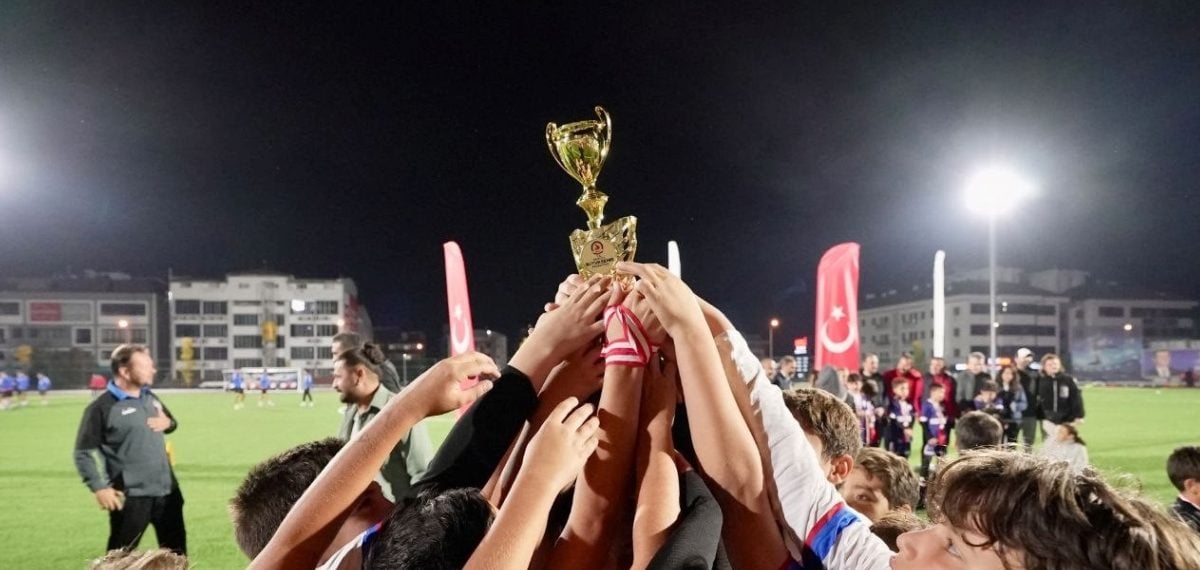 Cumhuriyet Bayramı futbol turnuvasında Çamlık FK şampiyon oldu