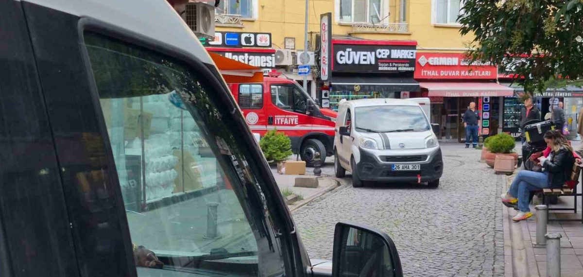 Dar sokaktaki park nedeniyle itfaiye kediyi kurtaramadı ve ekip ayrıldı