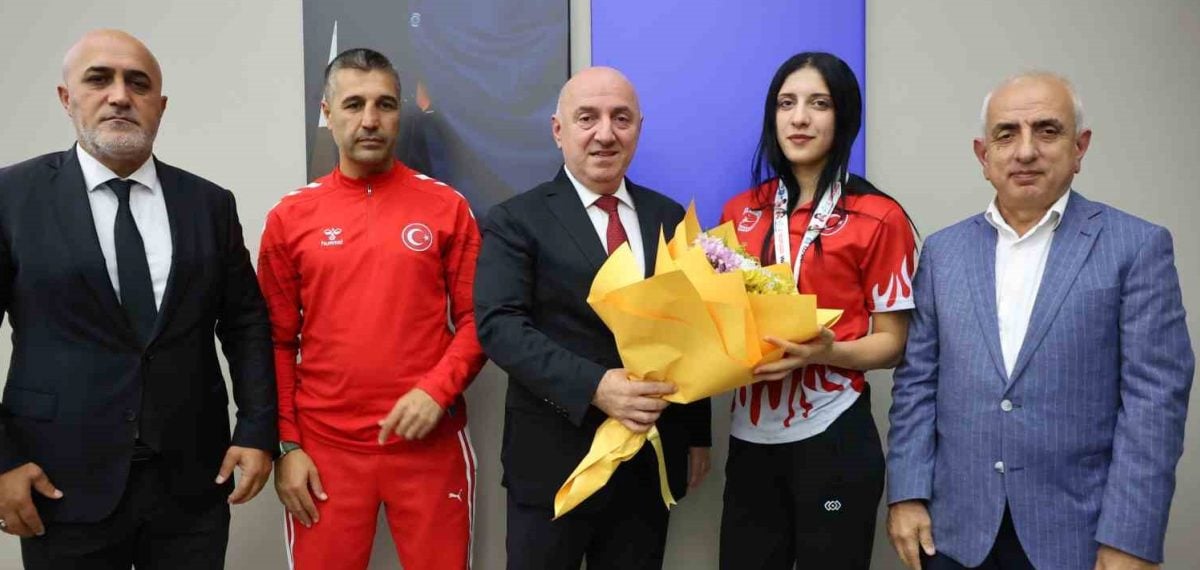 Darıca’lı Ezel Nur Karalar dünya şampiyonluğuyla belediye meclisinde ödüllendirildi