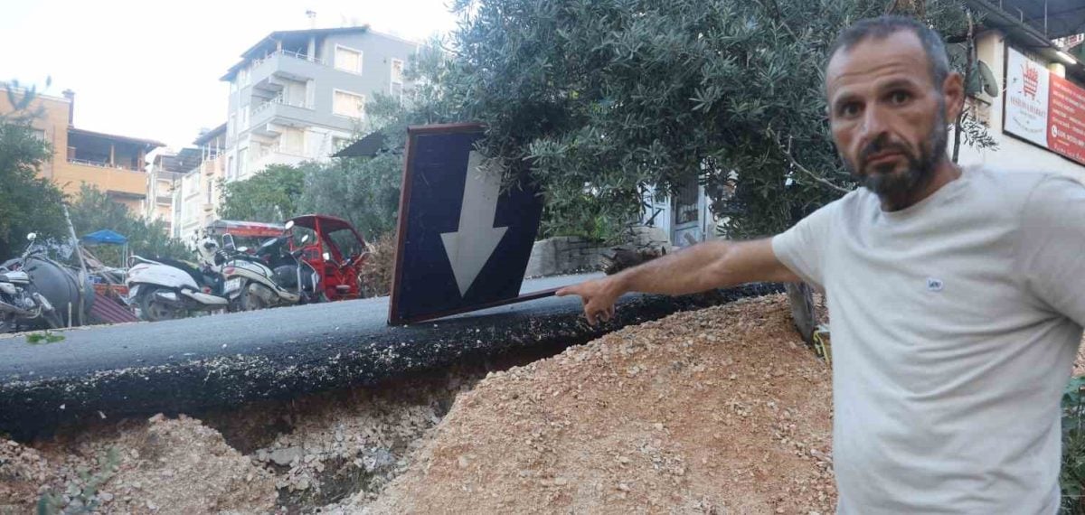 Defne’de asfalt çalışması sonrası yokuşta oluşan boşluklar esnafı ve mahalleyi tehlikeye attı