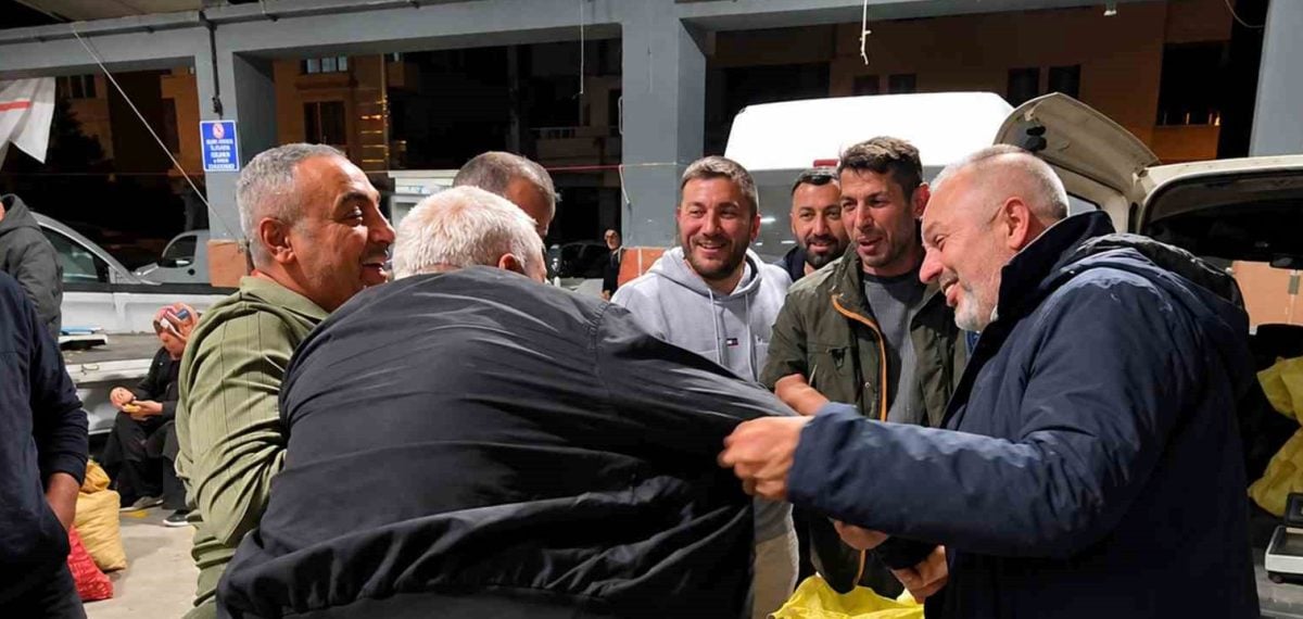 Düzce kestane pazarında tüccarlar ile satıcılar arasında kıyasıya pazarlıklar