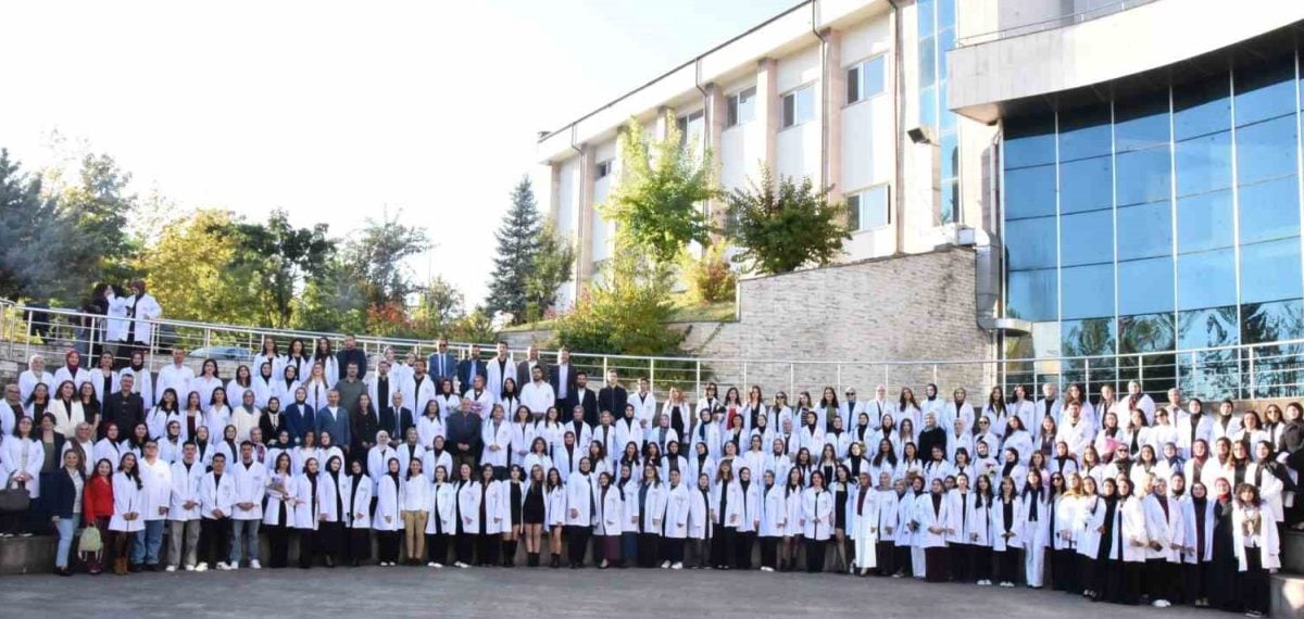 Düzce Üniversitesi’nde öğretmen adayları önlüklerini giyerek mesleğe ilk adımı attı