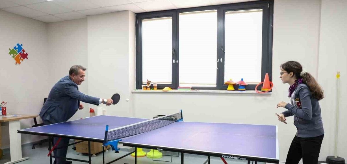 Ece Volkan masa tenisindeki şampiyonluğunu üniversite başarısıyla taçlandırdı