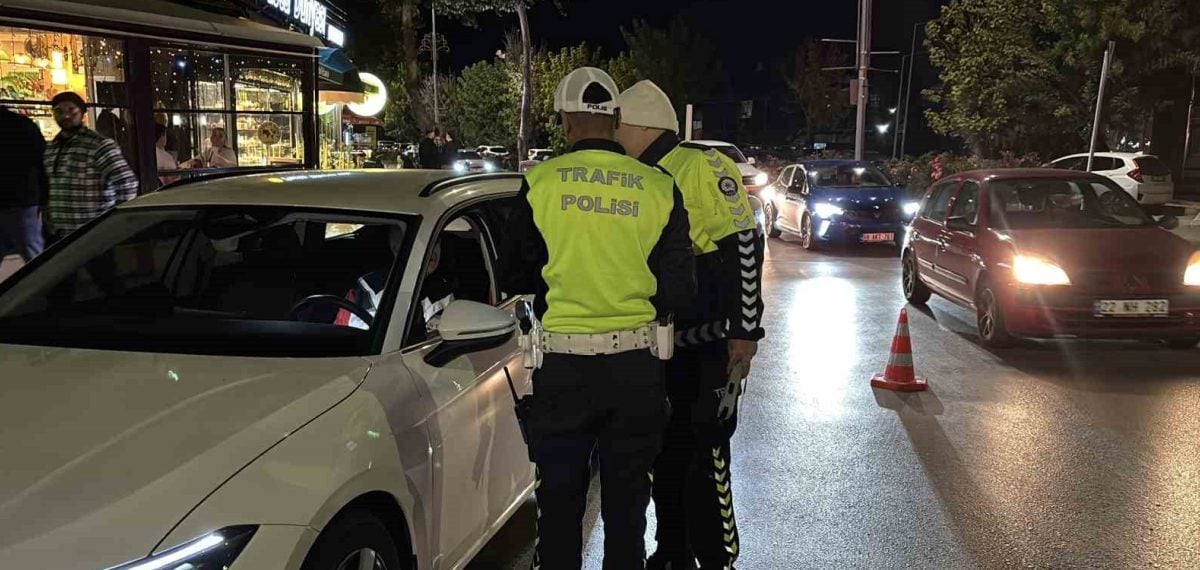 Edirne’de alkol kontrolünde ehliyeti süresi dolan sürücü araçtan uzaklaştırıldı