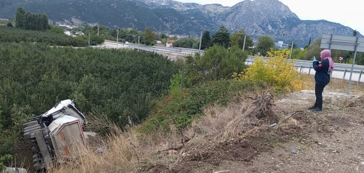 Eğirdir’de kontrolden çıkan kum yüklü tır elma bahçesine devrildi, sürücü yaşamını yitirdi