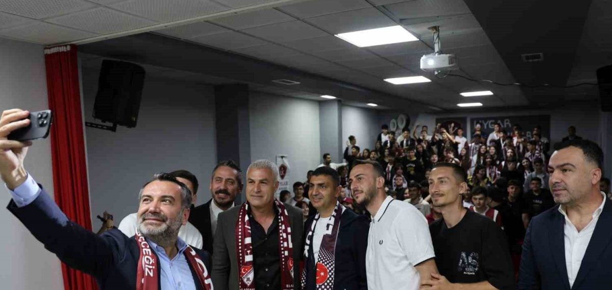 Elazığspor heyeti özel okulda öğrencilerle bir araya geldi