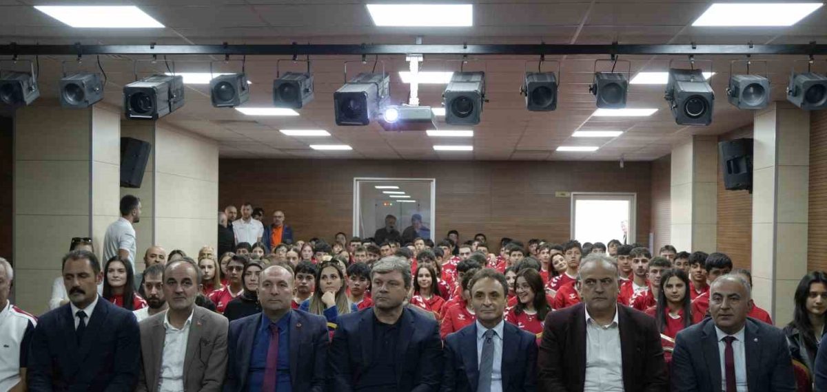 Ertuğrul Sağlam Gümüşhane’de gençlere ahlak ve spor vurgusu yaptı