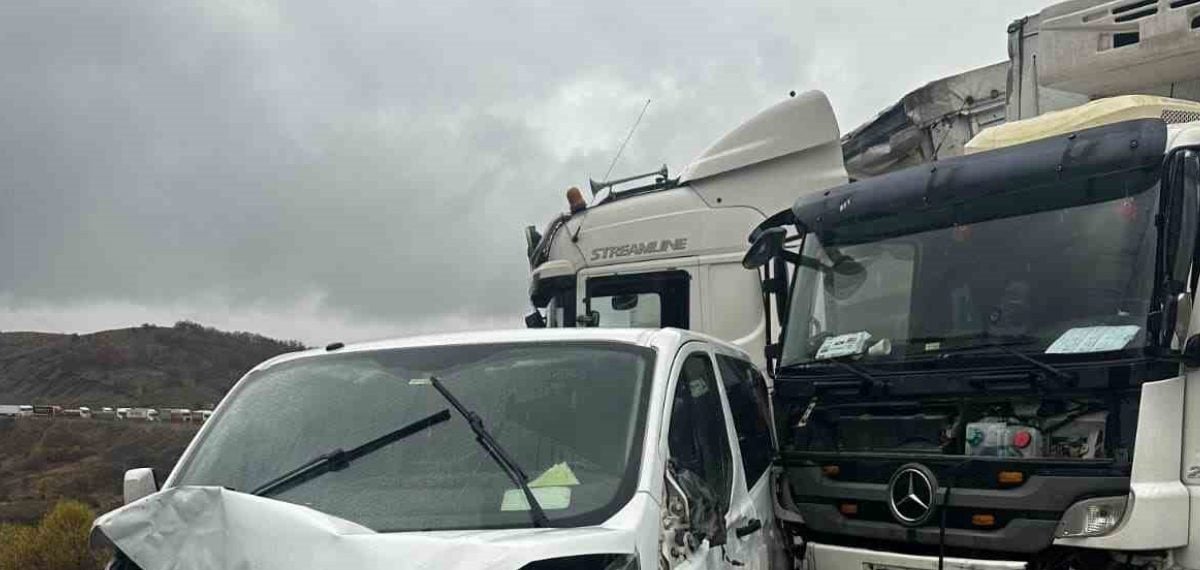 Erzincan-Erzurum yolunda yağış kaynaklı zincirleme kaza trafik bir süre kapandı