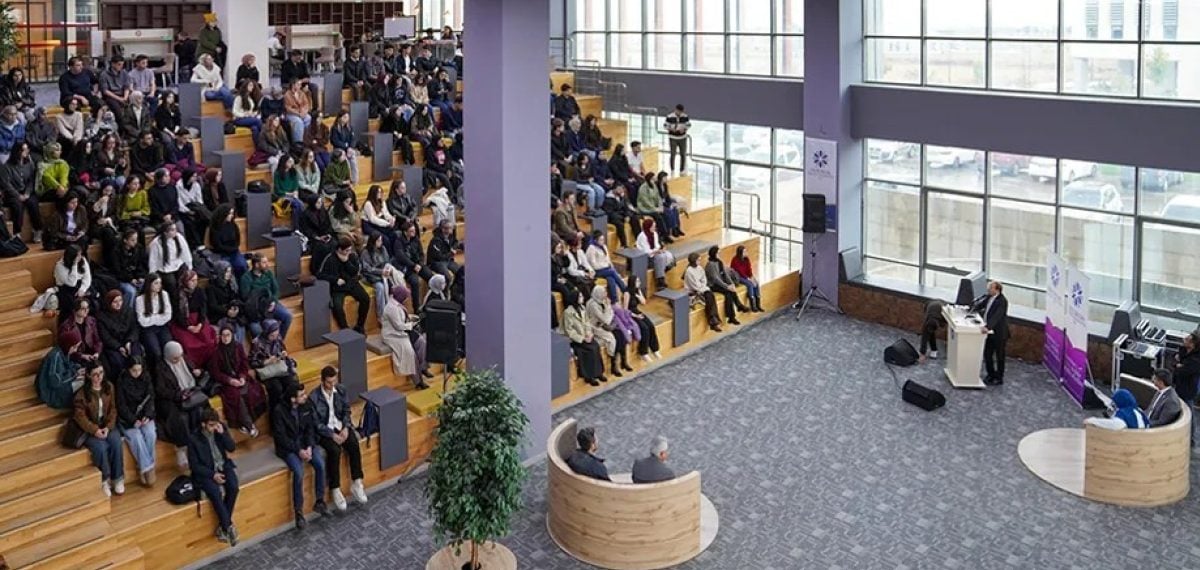 Erzurum Teknik Üniversitesi kayıt töreninde birinciler rektörle bir araya geldi