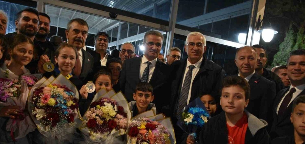 Erzurum’da Balkan şampiyonları coşkuyla karşılandı, Bakan Tekin tebrik etti