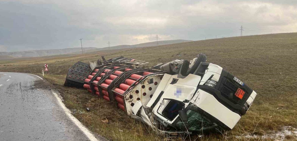 Erzurum’da kaygan yolda devrilen CNG yüklü tırın sürücüsü belediye personeli tarafından kurtarıldı