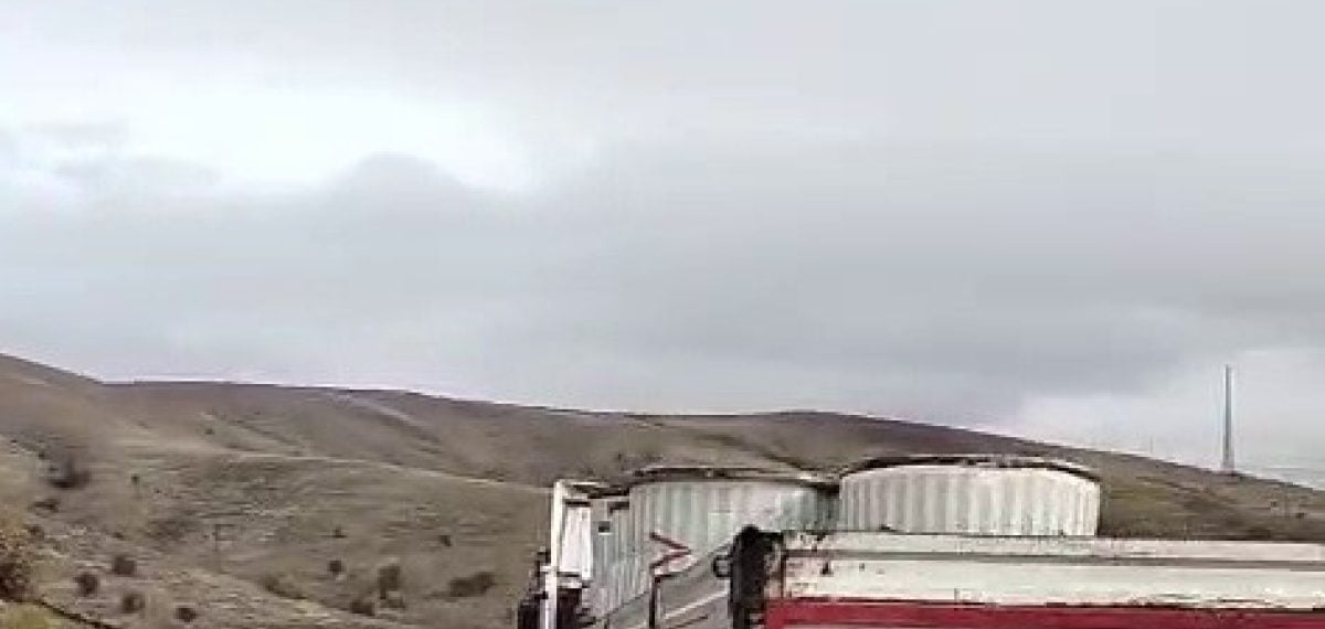 Erzurum‑Erzincan kara yolunda iki tırın çarpışması sonucu yol trafiğe kapandı