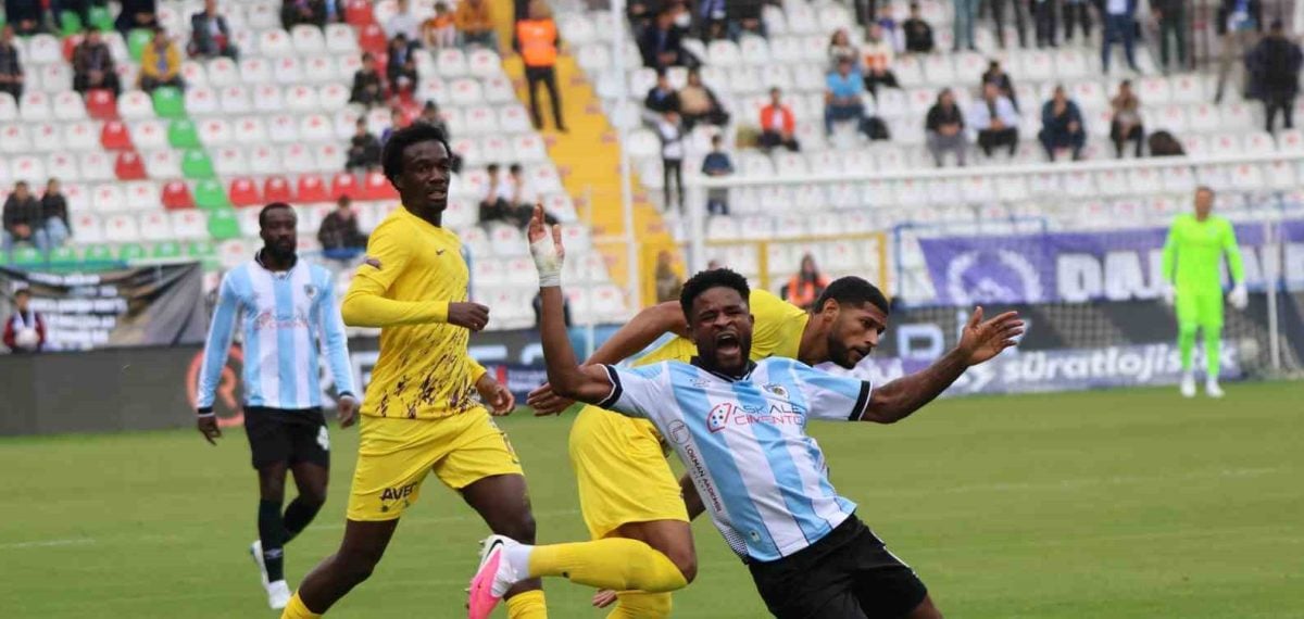 Erzurumspor FK evinde Eyüpspor karşısında ilk yarıyı 1-0 önde tamamladı