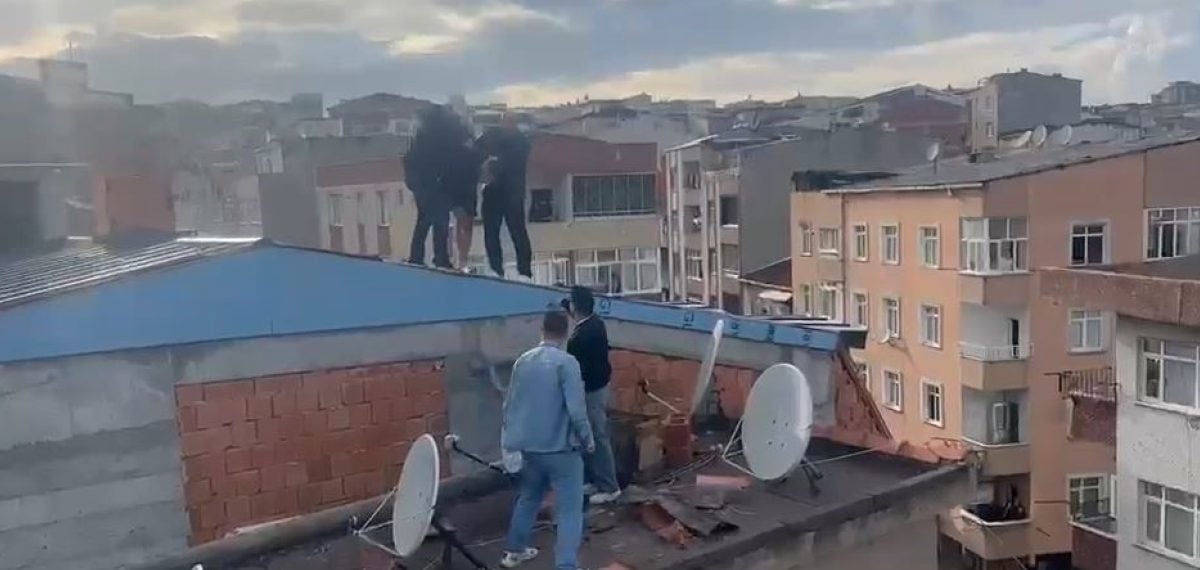 Esenler’de çatıda yakalanan şüpheli ve evde ele geçen silah ile belgeler