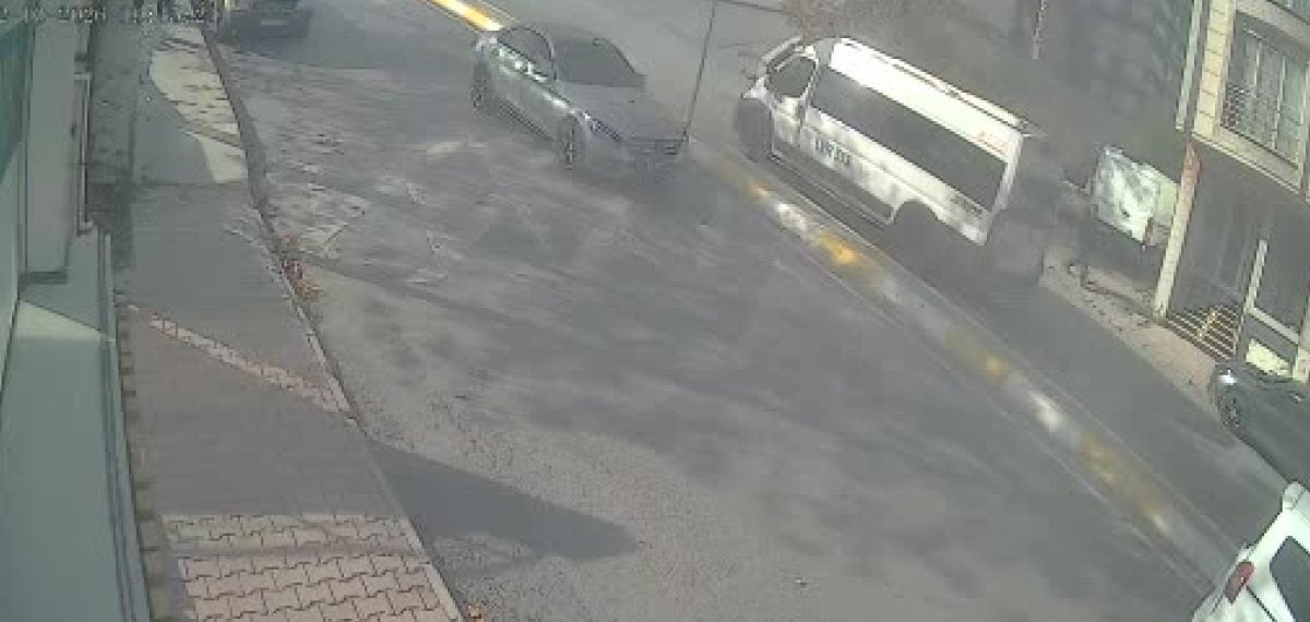 Esenyurt’ta kontrolden çıkan otomobil motosikletli ve yayaya çarptı