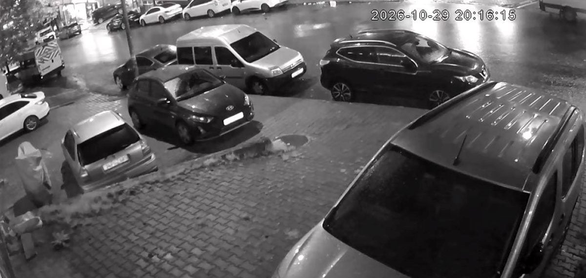 Esenyurt’ta yağışta yokuştan kayan araç park halindekilere çarptı
