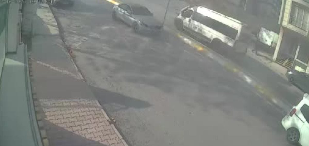 Esenyurt’ta Yıldırım Beyazıt Caddesi’nde peş peşe kazalar mahalleyi tedirgin etti