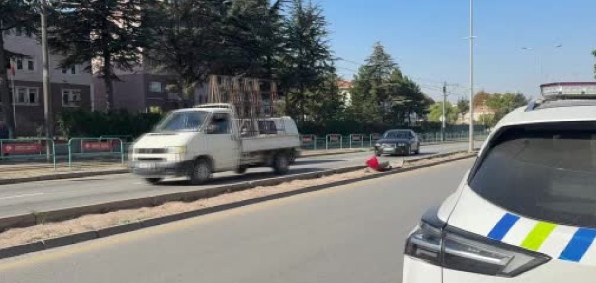 Eskişehir’de alkollü sürücü ters yöne girip minibüse ve ağaca çarptı