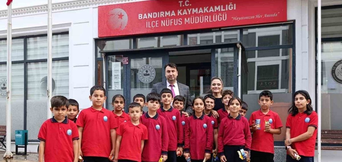 Fatih İlkokulu 4/B öğrencileri Emniyet ve Nüfus Müdürlüğü’nü ziyaret etti