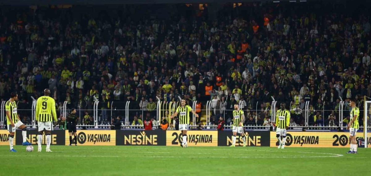 Fenerbahçe evinde Göztepe’ye 2-1 yenildi ve taraftar tepki gösterdi