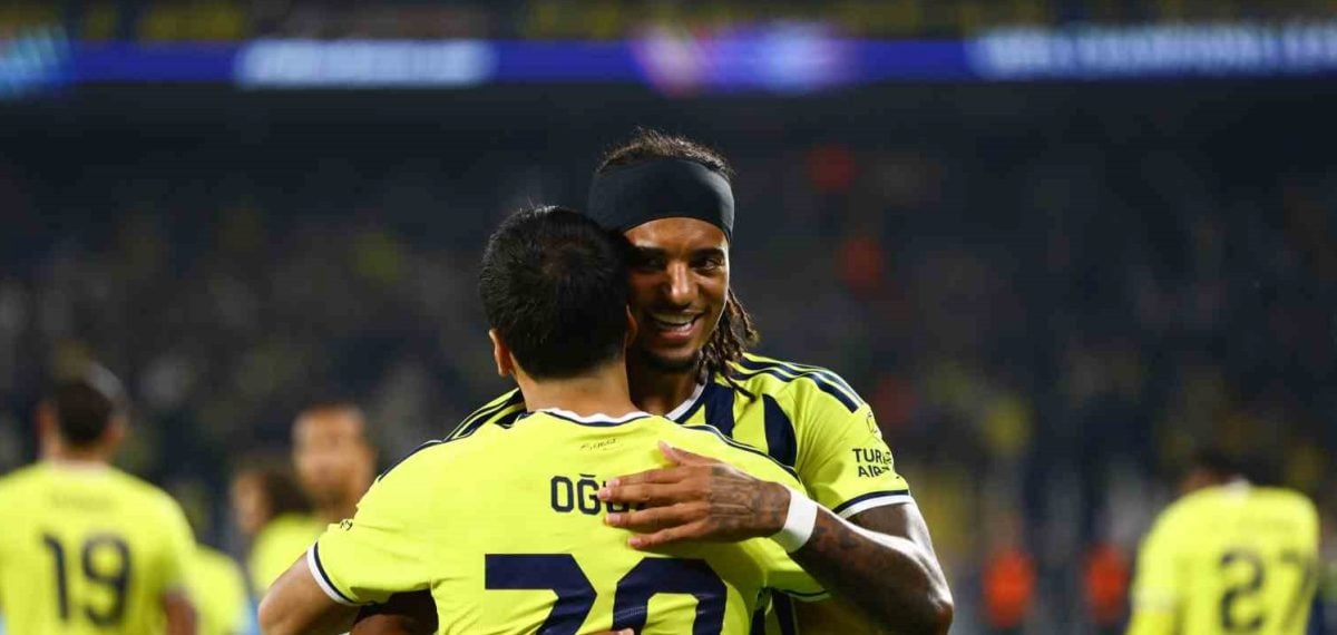 Fenerbahçe evinde Slavia Prag karşısında ilk yarıyı 2-1 önde tamamladı
