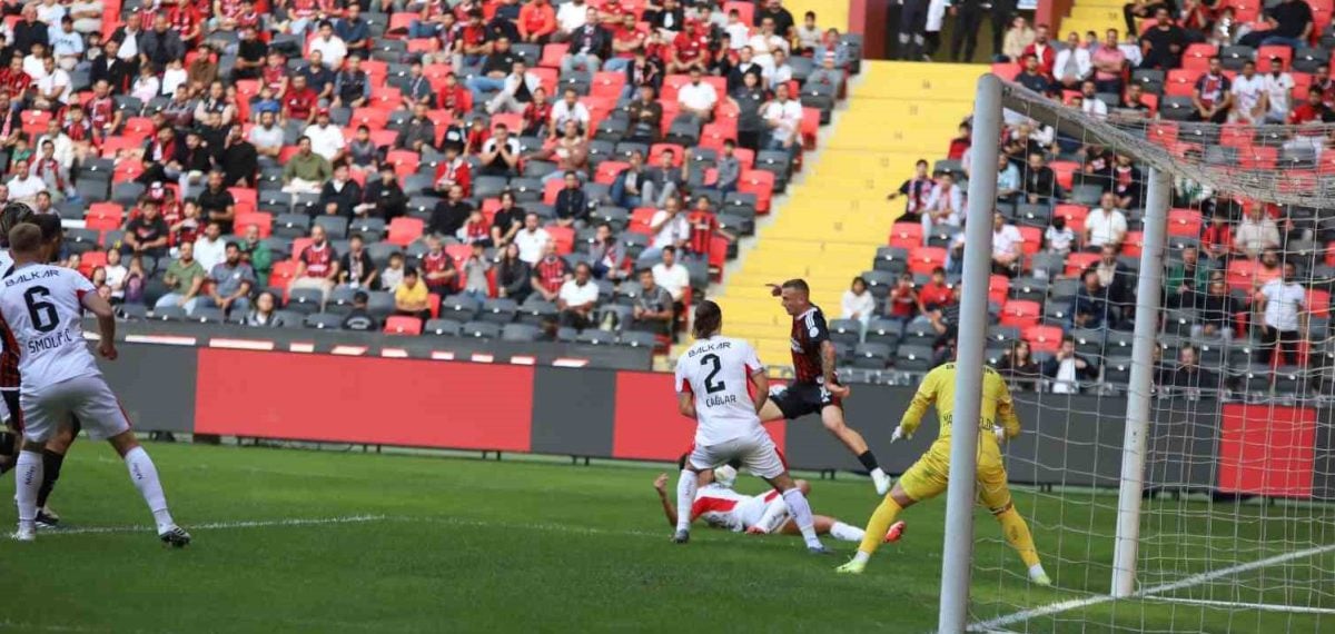 Gaziantep FK ile Çorum FK arasında ilk yarı Çorum FK üstünlüğüyle sona erdi