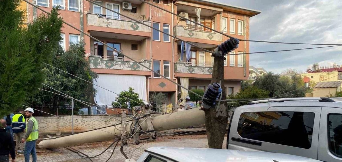 Gazipaşa’da devrilen elektrik direği park halindeki otomobile zarar verdi