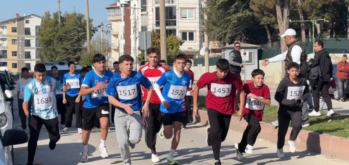Gençlerin tarih numaralı koşusunda kazananlar ve parkura giren kedi