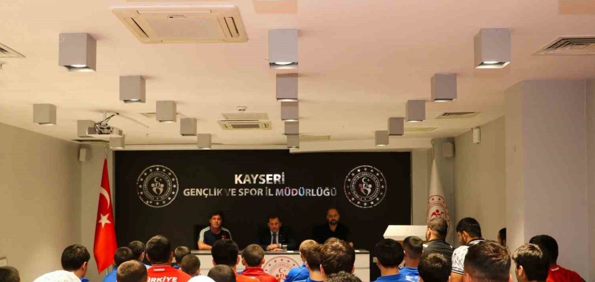 Gençlik ve Spor İl Müdürü Kabakcı güreşçilerle performans ve hedef değerlendirdi