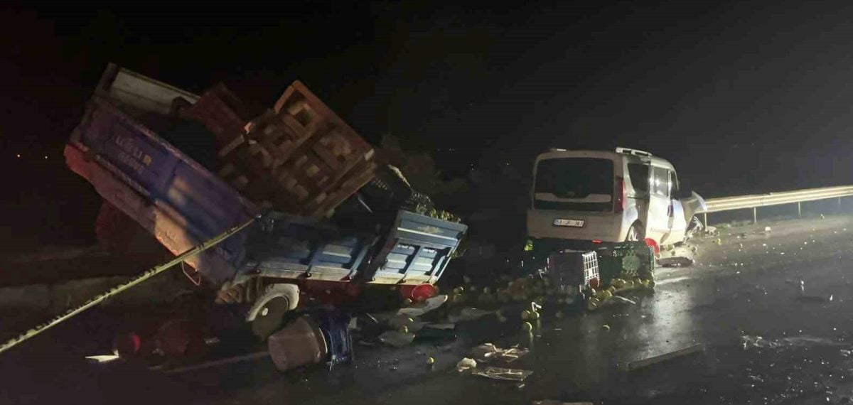 Geyve’de zincirleme kazada 2 kişi hayatını kaybetti, 3 yaralı