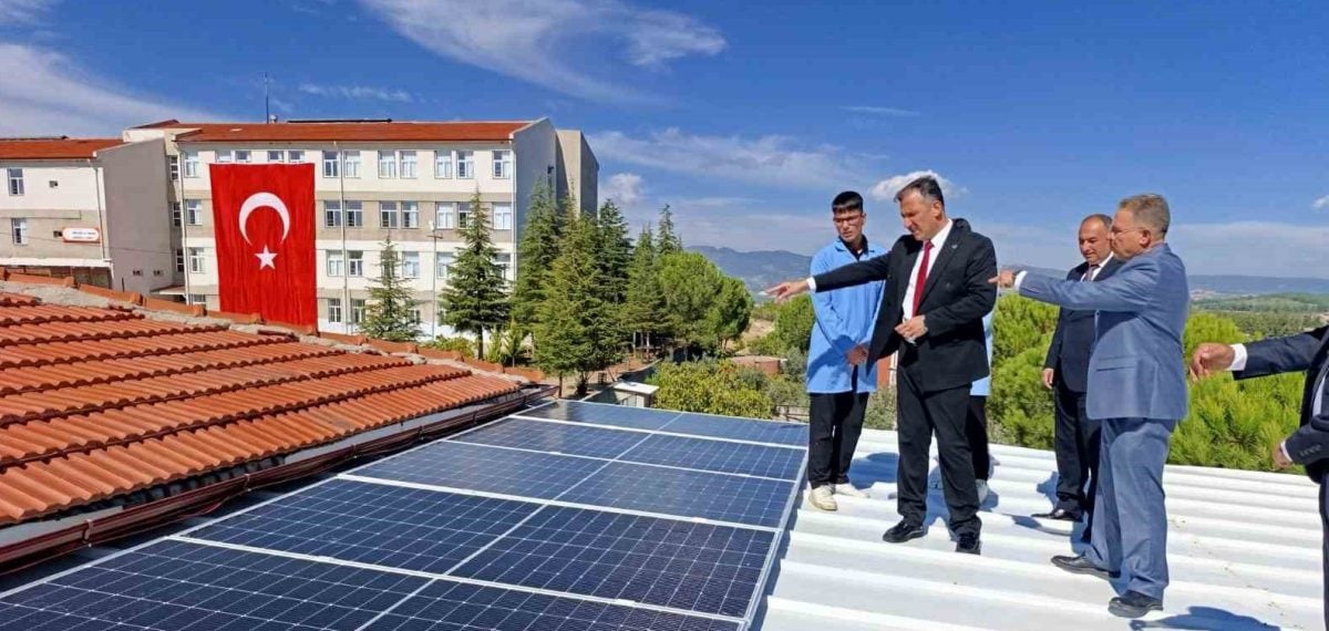 Gördes Mesleki ve Teknik Anadolu Lisesi kendi elektriğinin yüzde 80’ini güneşten karşılayacak