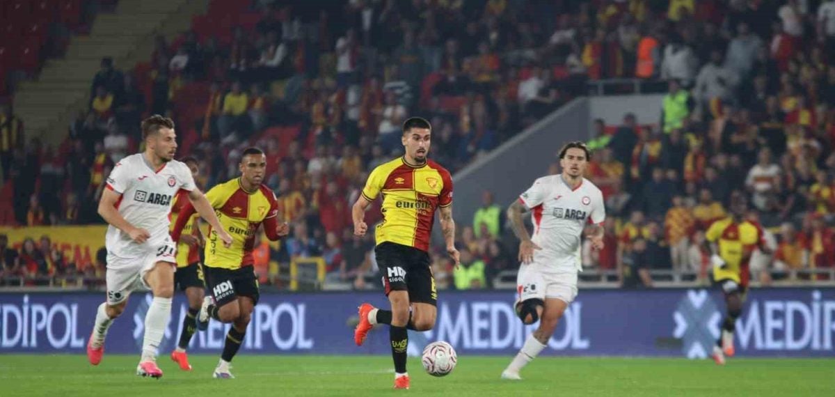 Göztepe sahasında Çorum FK karşısında ilk yarıyı 2-0 önde tamamladı