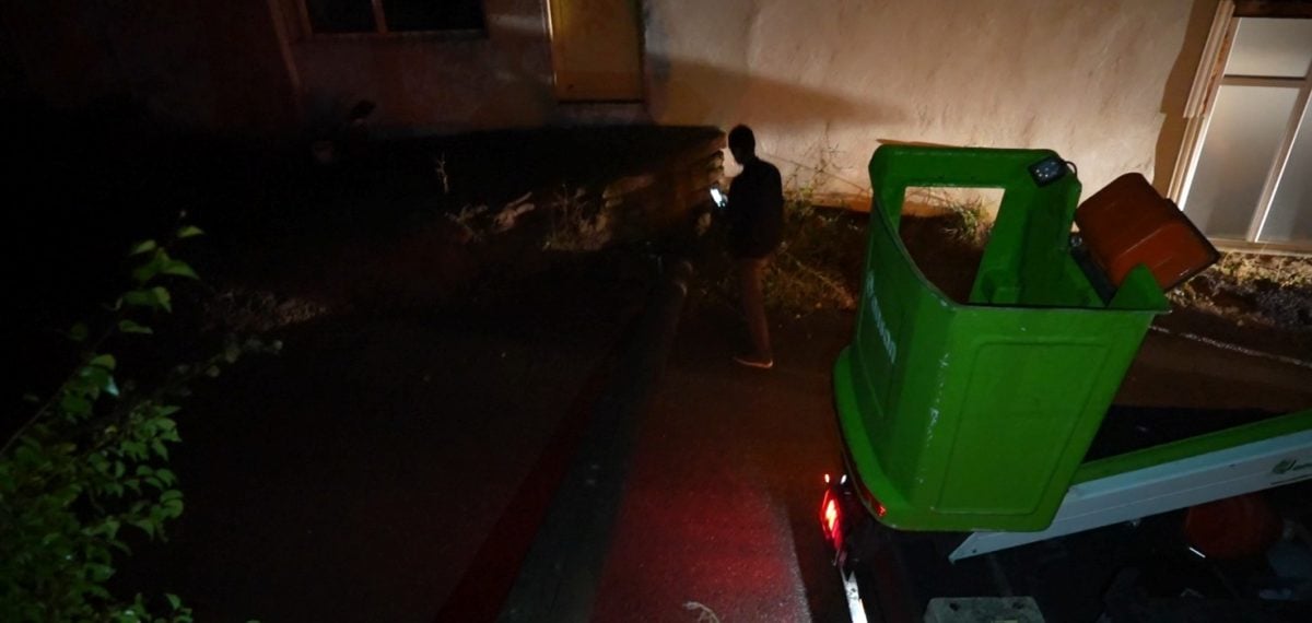 Gümüşhane’de elektrik direği evin bahçesine devrildi, mahalle tepkili