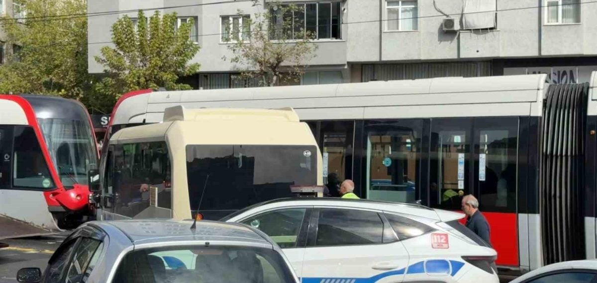 Güngören’de ters yöne dönüş yapan minibüse tramvay çarpması sonucu 4 yaralı