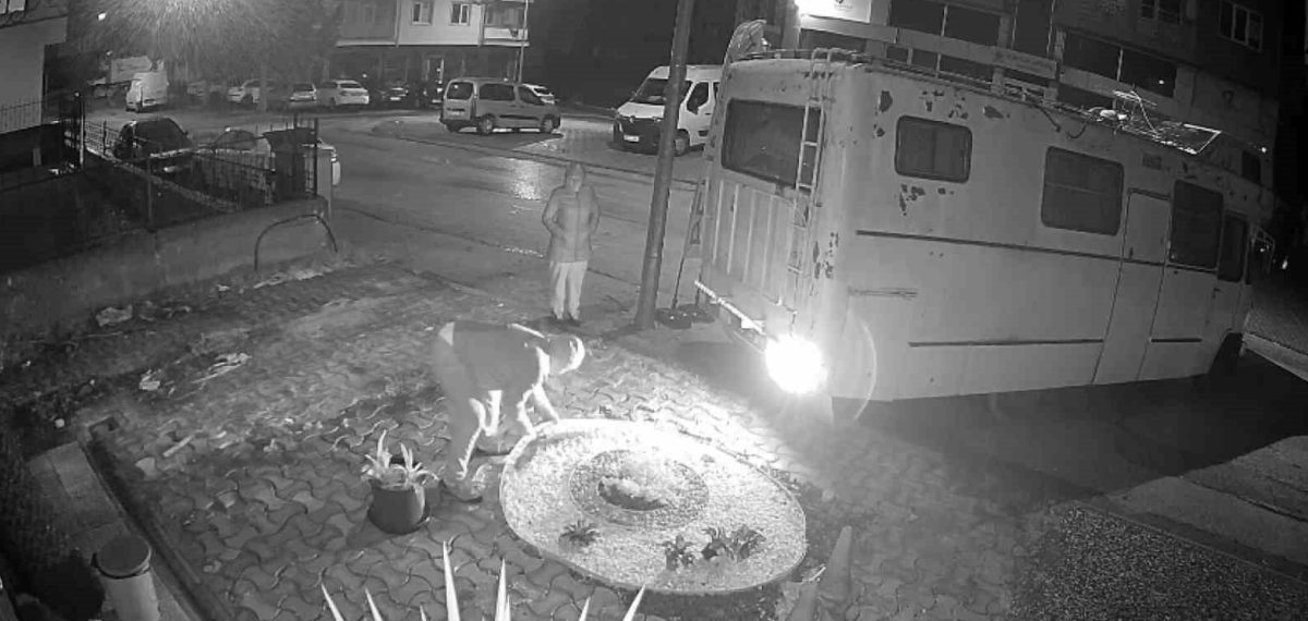 Güzellik salonunun önünü kapatan karavan iddiası müşteri kaybına yol açtı