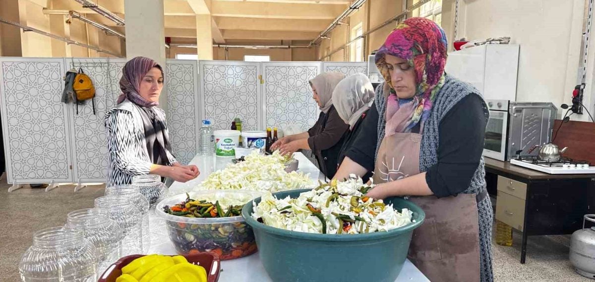 Hamur kadın kooperatifinin ata tohumlu lahanalarından yapılan doğal turşular rağbet görüyor