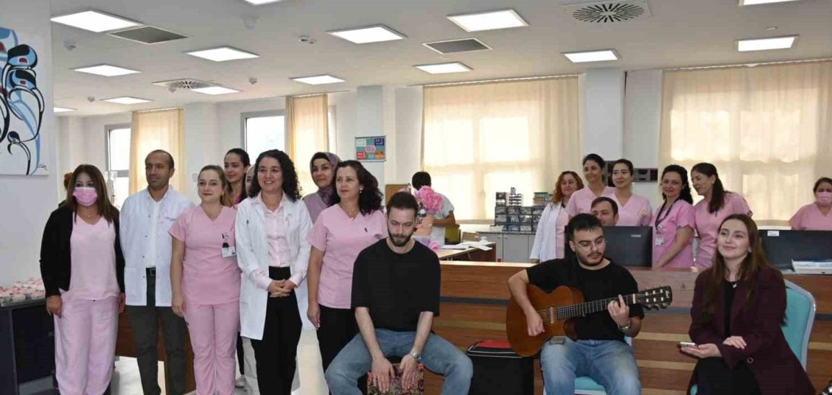 Hastalar için kemoterapi ünitesinde mini konserle moral verildi