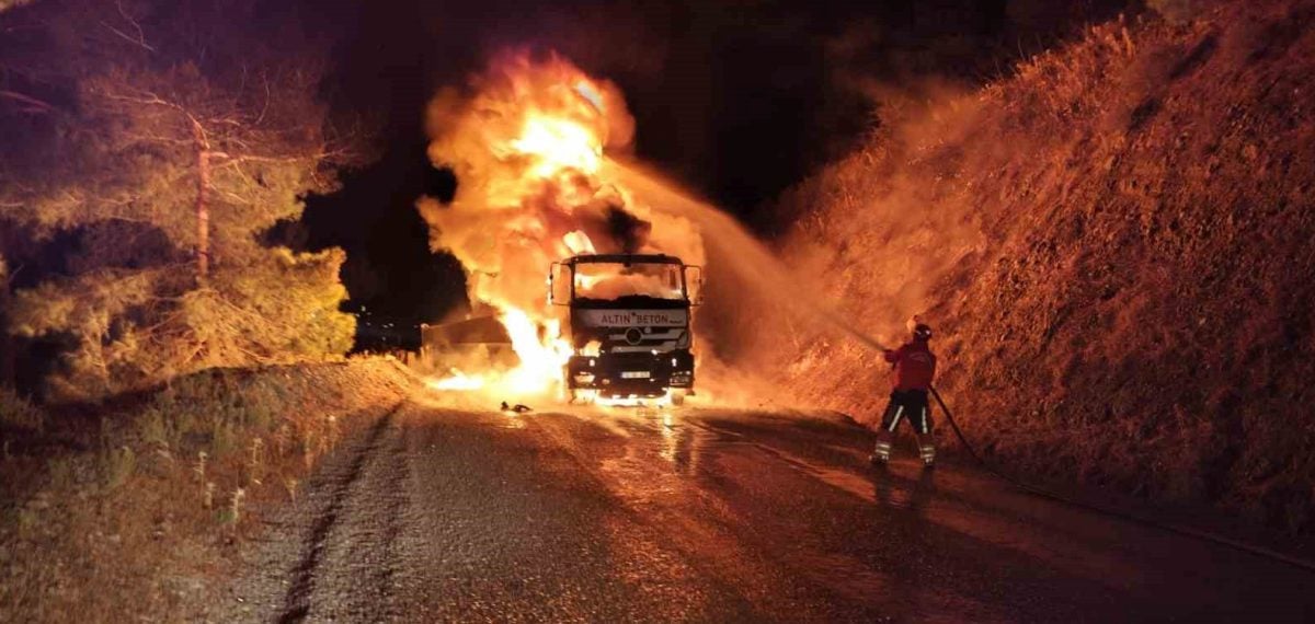 Havran’da seyir halindeki kamyon alev alarak kullanılamaz hale geldi
