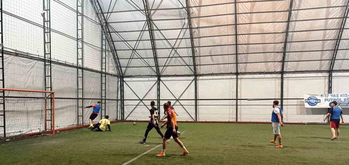 Hisarcık AK Gençlik halı saha turnuvasında yarı final heyecanı