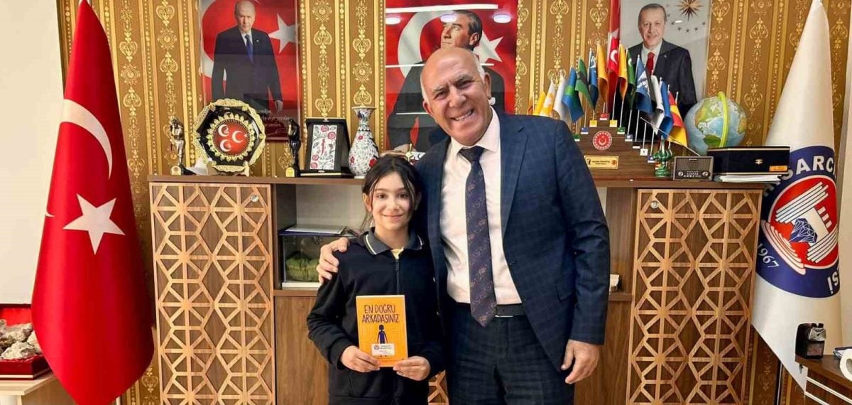 Hisarcık Belediye Başkanı Demirtaş öğrenci Aysima Bozkurt’u makamında kitapla ödüllendirdi